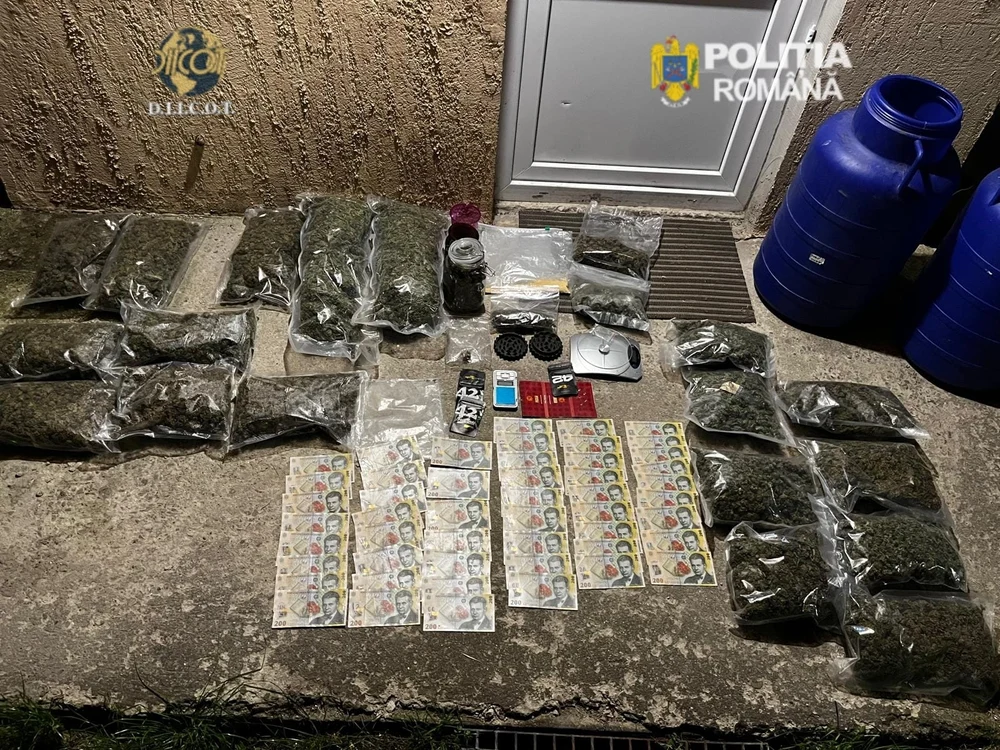 Traficant arestat în Prahova. Anchetatorii au găsit la percheziții droguri, bani și lingouri de aur