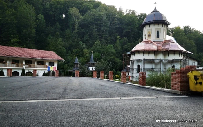 Drum asfaltat la Schitul Sfântul Nectarie. Foto: Daniel Guţă. ADEVĂRUL.