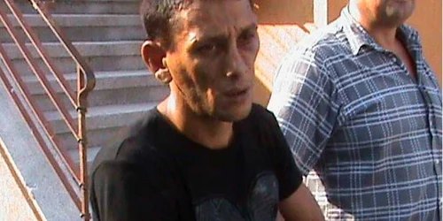 Bărbatul suspectat că ar fi intrat pe fereastra unui apartament de la etajul unu