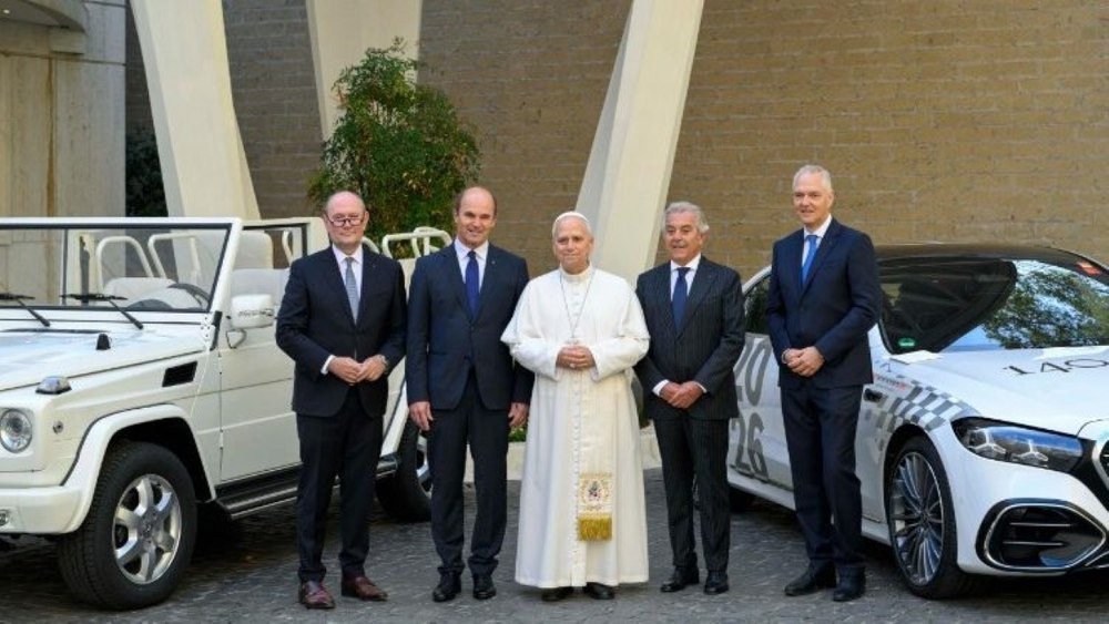 Cum au evoluat papamobilele în ultimii 100 de ani: de la limuzina de protocol la automobilul electric. Expoziţie inedită la Vatican 