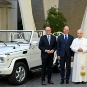 expoziţie papamobile Vatican   foto  Vatican Media jpg