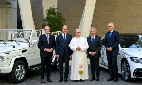 expoziţie papamobile Vatican foto Vatican Media jpg