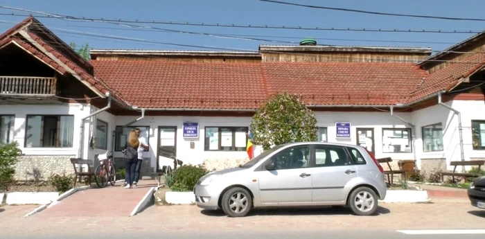 Sediul Primăriei comunei Bărbătești a fost afectat de cutremure Foto: Accent in Gorj