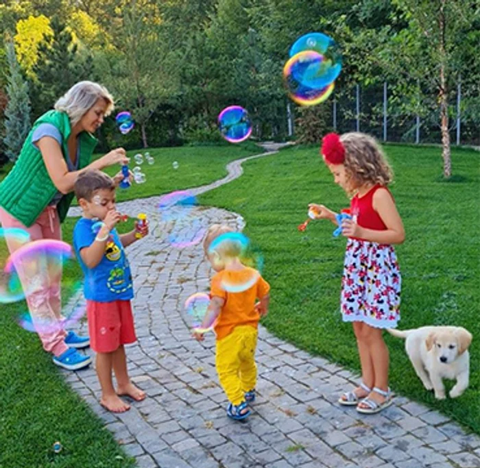 Prezentatoarea emisiunii «Acces direct» se distrează acasă, în familie