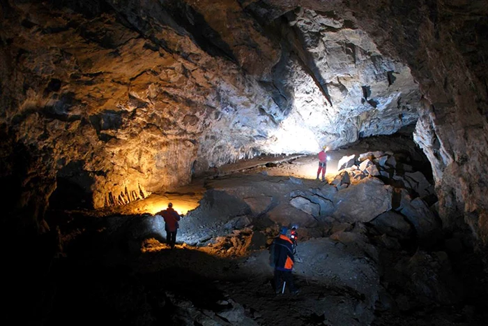 Una dintre încăperile Peşterii Tăuşoarelor, raiul speologilor din România FOTO: Crin Theodorescu