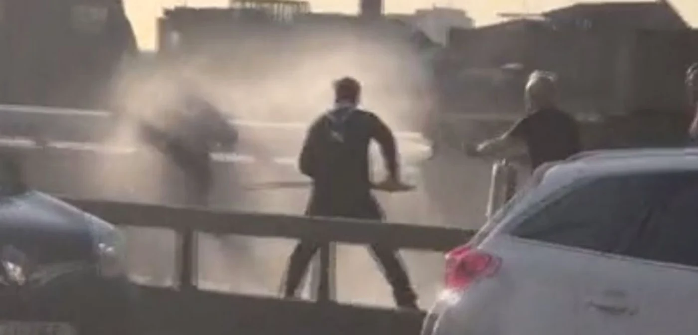 Mai mulţi bărbaţi îl atacă pe teroristul Usman Khan pe Podul Londrei. Captură video