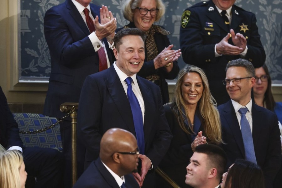Trump intervine după ce republicanii s-au plâns de concedierile în masă ale lui Musk: Tăiem cu bisturiul, nu cu toporul