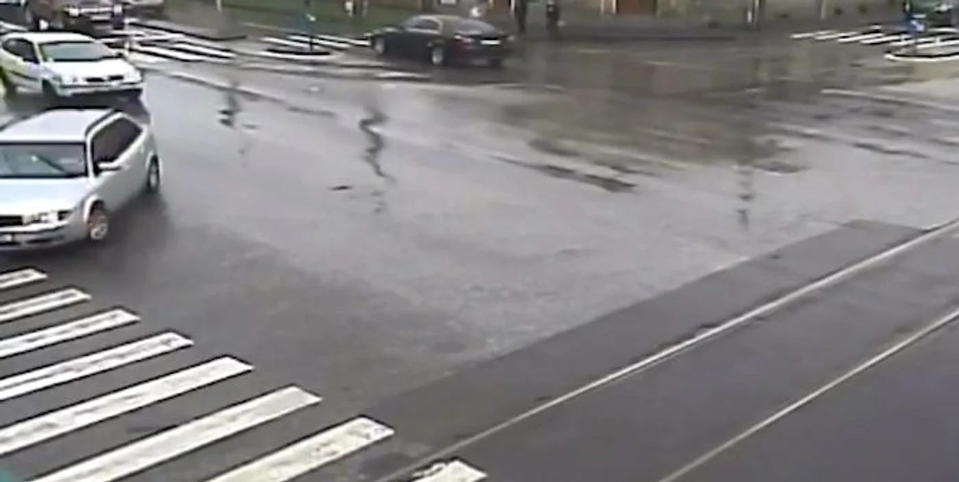Tânărul a trecut pe roșuFoto: captură Observator