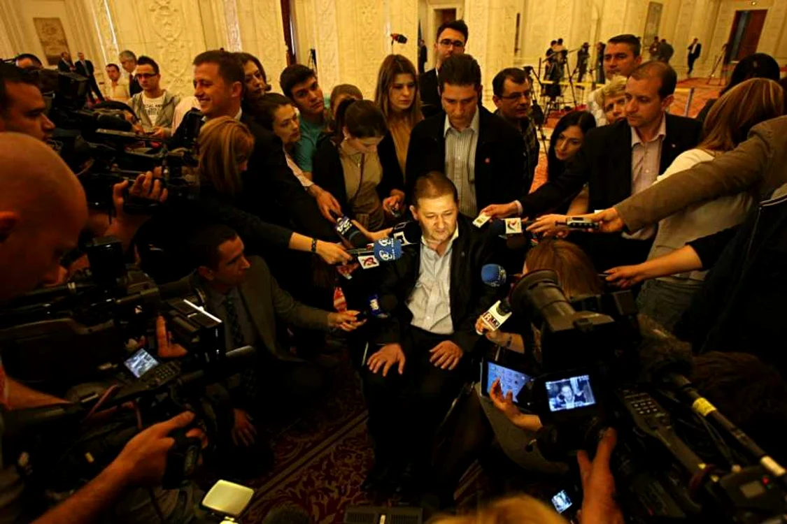 Deputatul PSD, Ioan Chisăliţă, a venit la Parlamentului în scaun cu rotile pentru a vota moţiunea