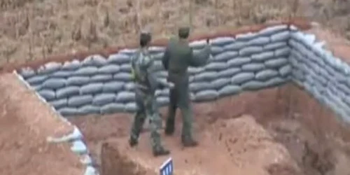 Momentul în care soldatul aruncă grenada
