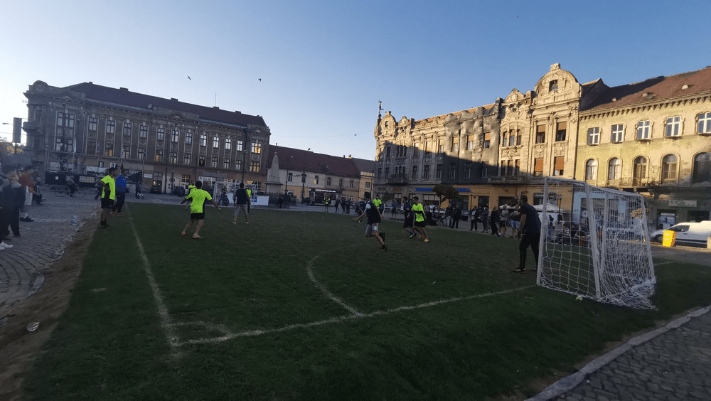 Piața Traian s-a trezit din letargie. Terenul de fotbal cu gazon natural a adus multă bucurie locatarilor FOTO