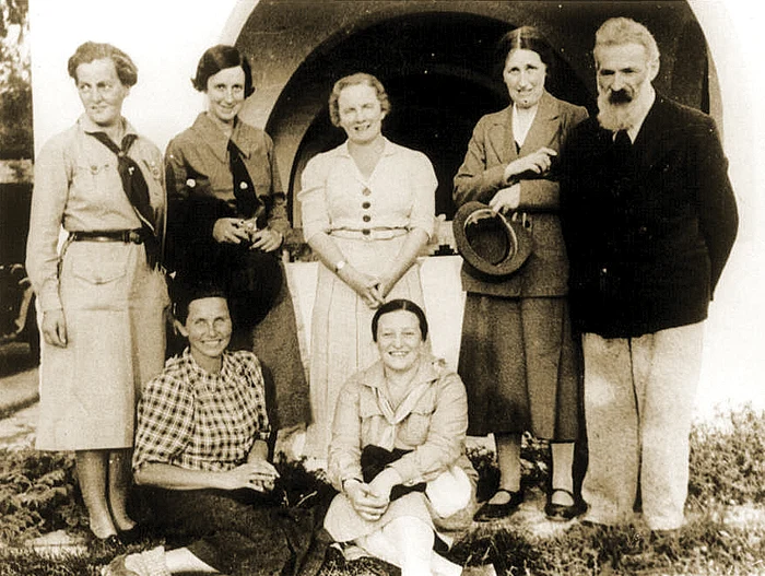 Constantin Brâncuși alături de doamnele ligii