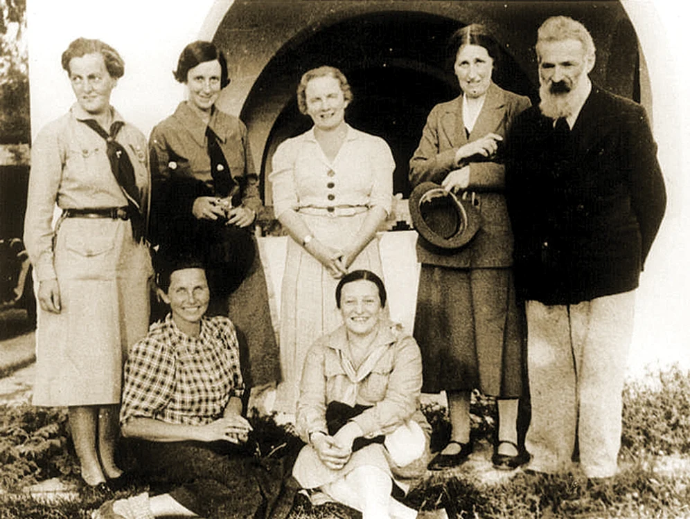 Constantin Brâncuși alături de doamnele ligii 