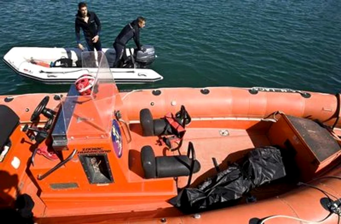 
    6 morţi în naufragiul ambarcaţiunii unor imigranţi clandestini  