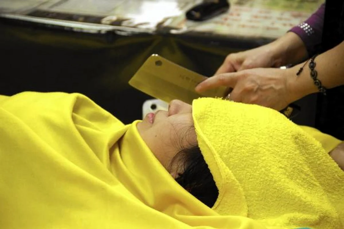 „Tocatul“ mărunt al clientului de către terapeutul specializat în masaj cu satârul stimulează anumite puncte energetice. FOTO www.latimes.com