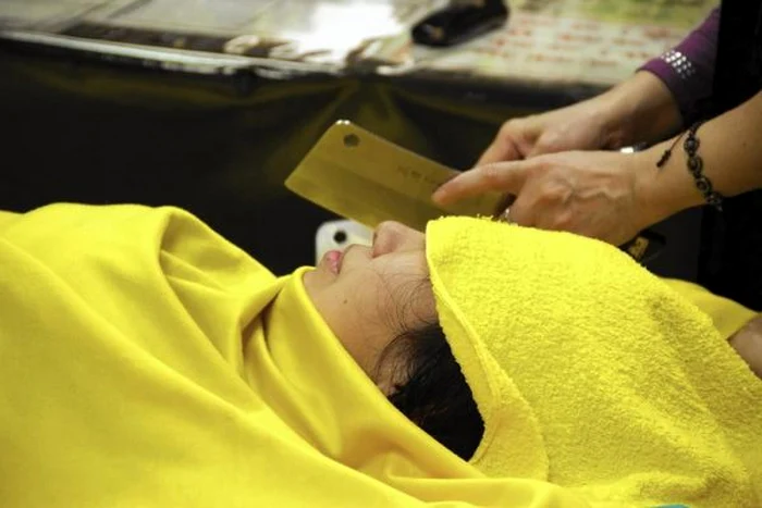 „Tocatul“ mărunt al clientului de către terapeutul specializat în masaj cu satârul stimulează anumite puncte energetice. FOTO www.latimes.com