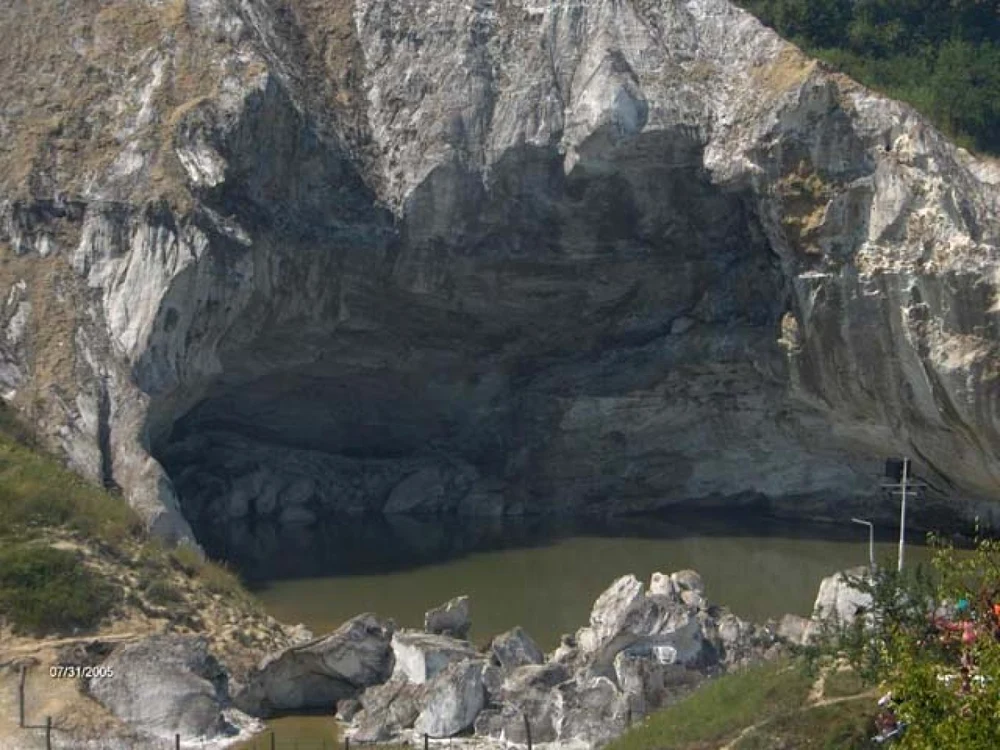 Grota miresei slanic inainte de prabusirea peretilor in lac