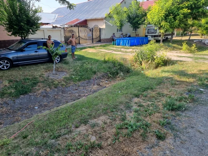 Piscina a fost umplută cu un furtun legat la o cişmea aflată la 50 de metri FOTO Facebook/Lenauheim.ro