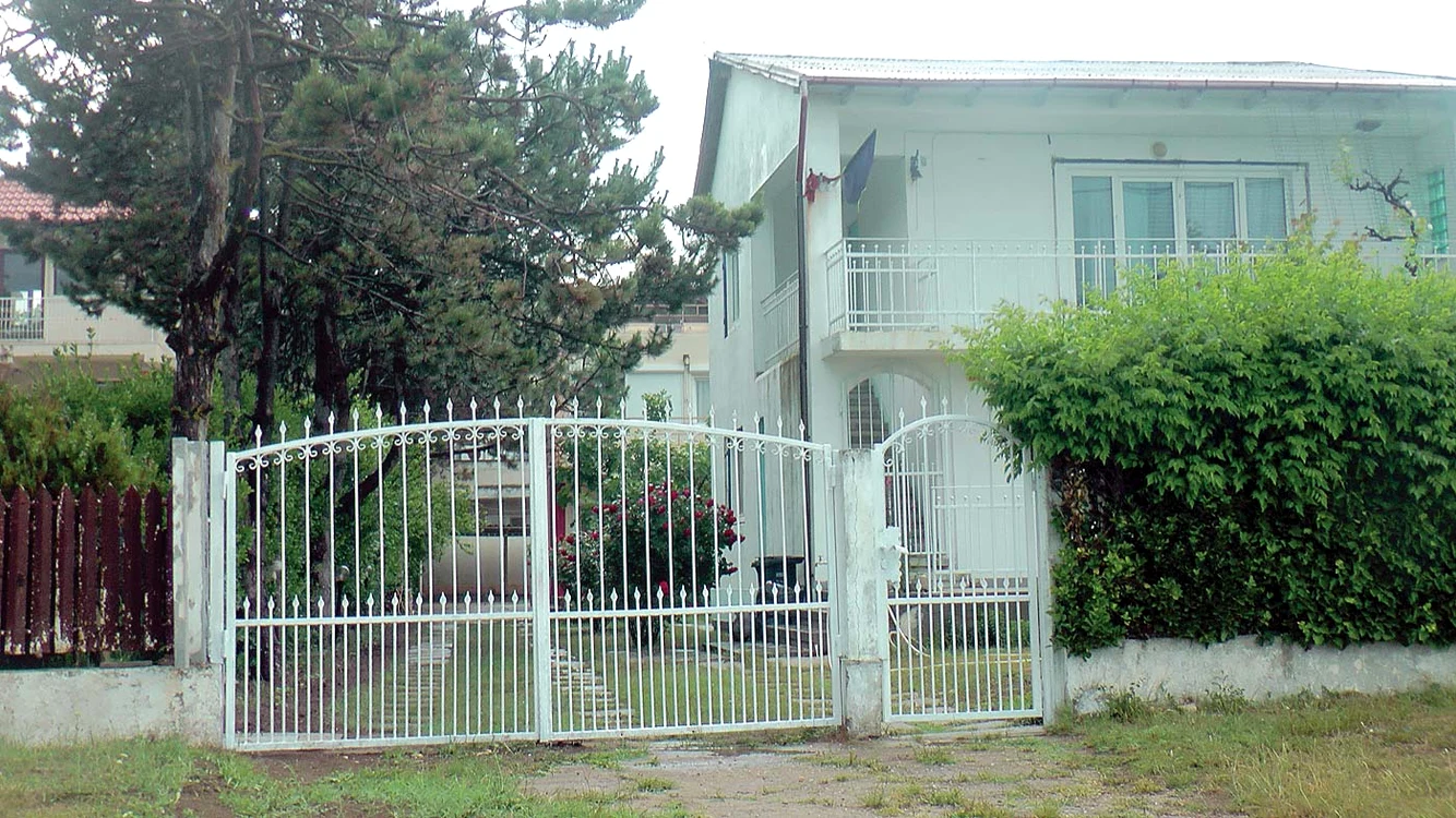 Vila în care se  relaxa artista este  închiriată pe  perioada verii,  spun vecinii