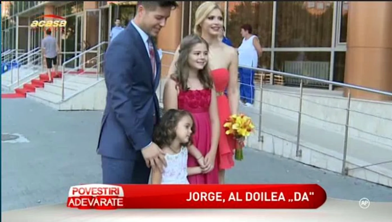 Cele două fete ale lor au fost nedespărţite pe parcursul întregului eveniment (captură: ACASĂ TV)