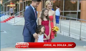 Cele două fete ale lor au fost nedespărţite pe parcursul întregului eveniment (captură: ACASĂ TV) jpeg