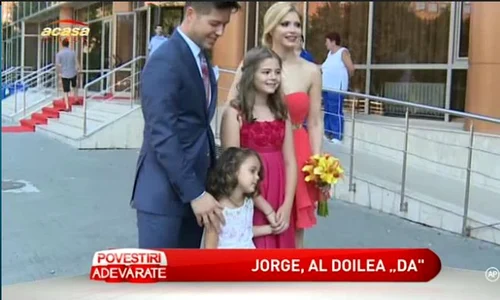 Cele două fete ale lor au fost nedespărţite pe parcursul întregului eveniment (captură: ACASĂ TV) jpeg