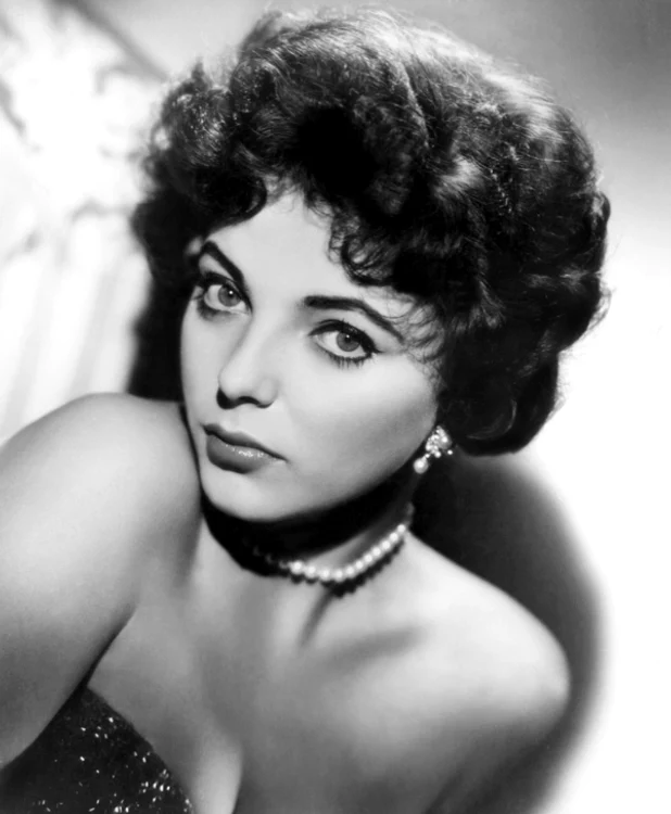 
    Joan Collins, într-o fotografie din tinereţe  