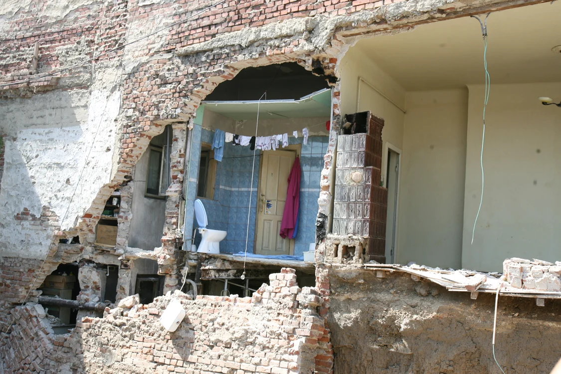 Locuinţa s-a prăbuşit din cauză că era foarte veche