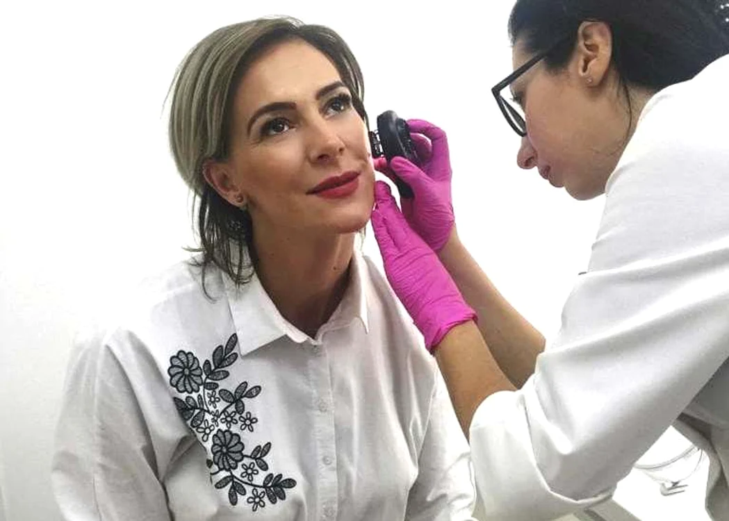 Roxana Ciuhulescu isi va extirpa cateva alunițe care o deranjează
