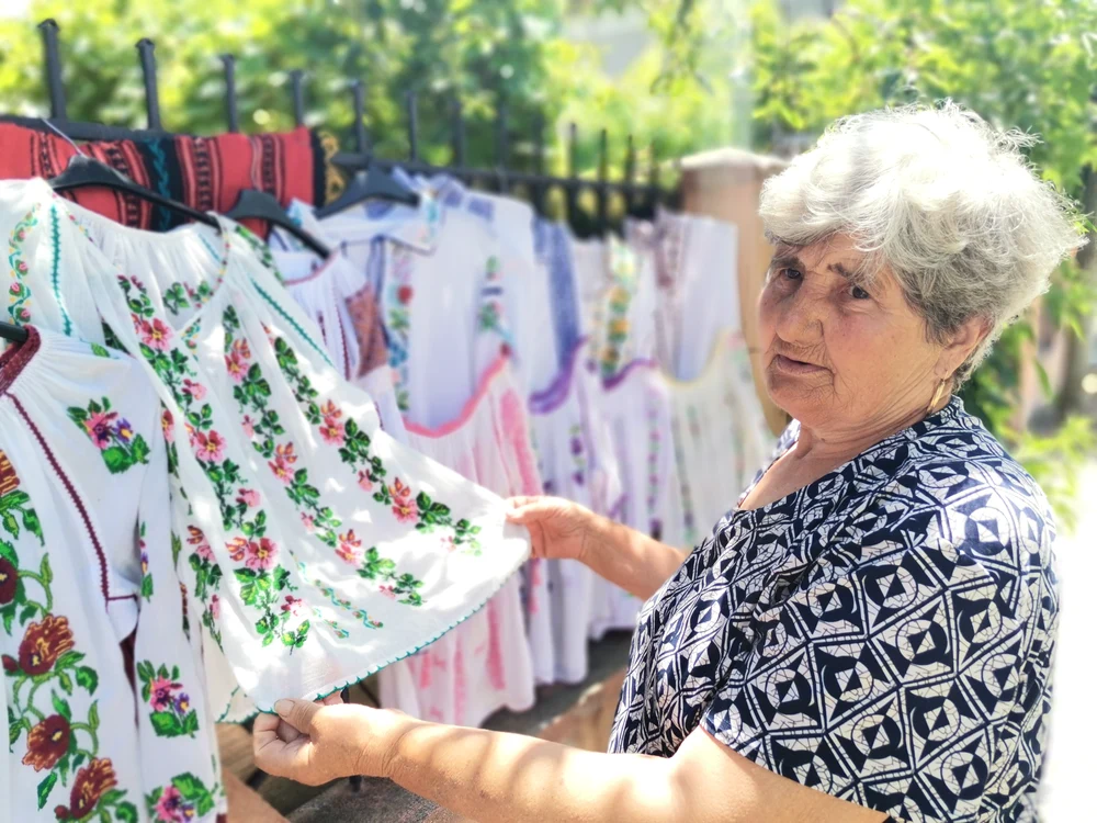Constantina Chirea coase ii pentru comenzi venite din Italia FOTO: Alina Mitran