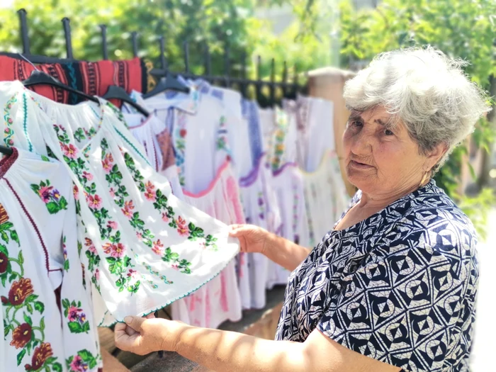 Constantina Chirea coase ii pentru comenzi venite din Italia FOTO: Alina Mitran