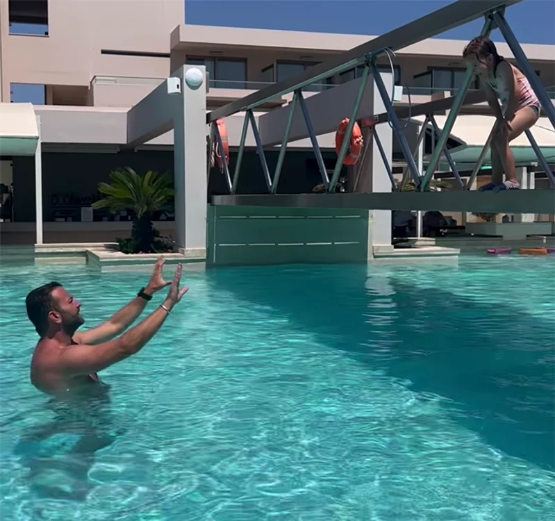S-a bălăcit toată ziua cu fetele în piscină