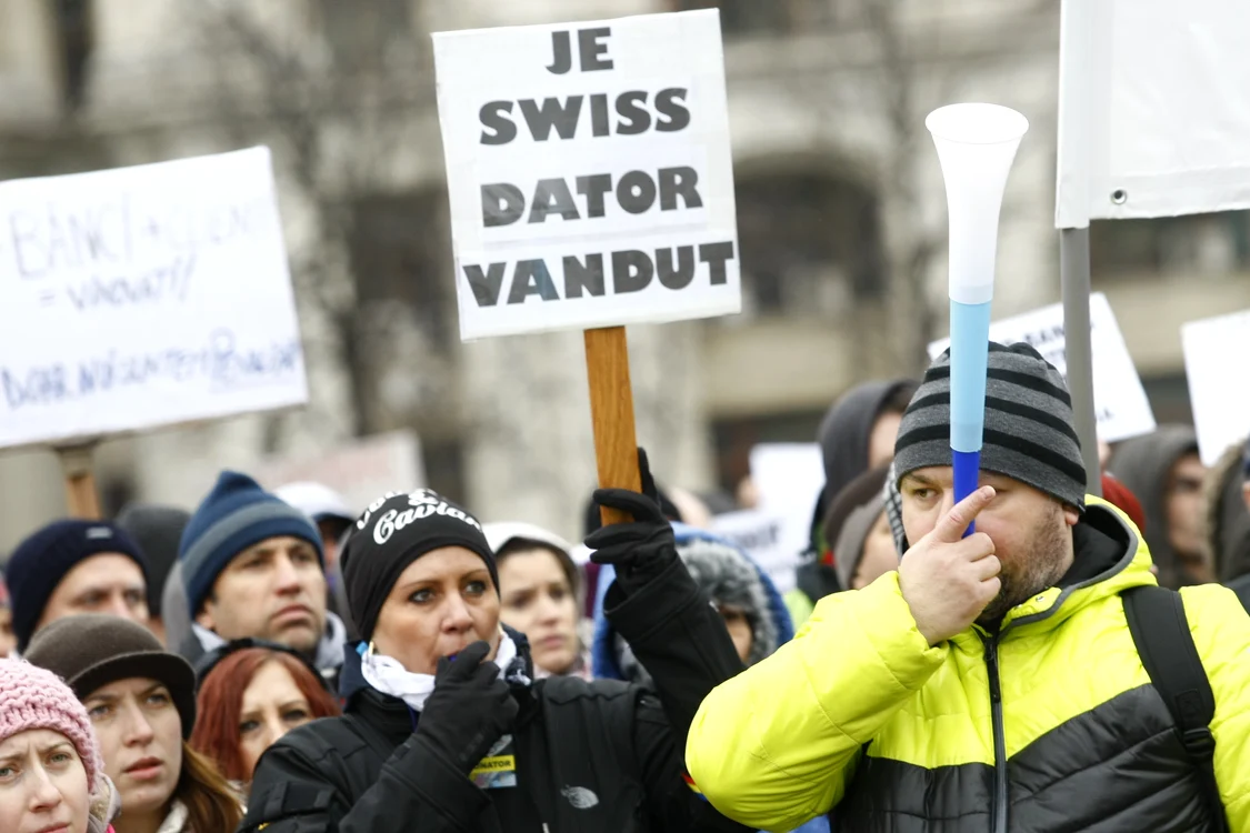 
    În ianuarie şi februarie, mii de oameni au ieşit în stradă, cerând autorităţilor să intervină în criza franculuiFoto: David Muntean  