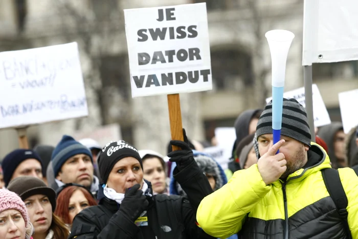 În ianuarie şi februarie, mii de oameni au ieşit în stradă, cerând autorităţilor să intervină în criza franculuiFoto: David Muntean