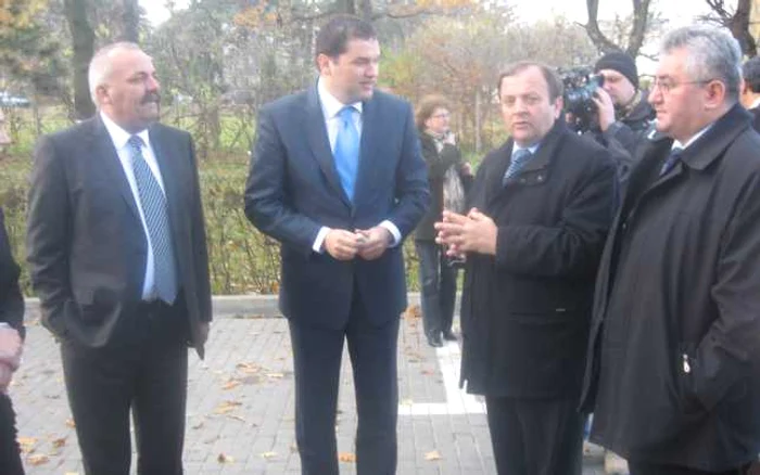 Ministrul Attila Cseke alături de directorul spitalului şi edilii locali