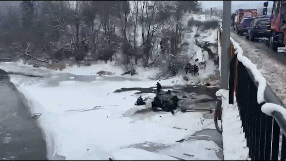 O mașină în care se aflau trei copii și trei adulți s-a răsturnat în râul Bistrița, în Vatra Dornei. Intervenție în forță pentu salvarea victimelor