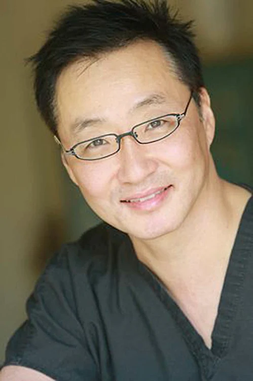 Esteticianul Harrison H. Lee i-a promis divei porno Christy Mack, de 23 de ani, că o va ajuta să revină pe scenă