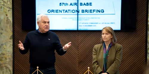 Ministrul Apărării și ambasadoarea SUA în România, Kathleen Kavalec FOTO Angel Tîlvar / Facebook