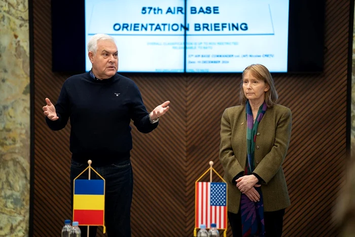 Ministrul Apărării și ambasadoarea SUA în România, Kathleen Kavalec FOTO Angel Tîlvar / Facebook