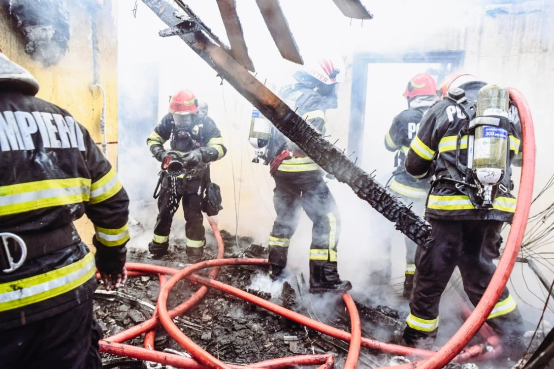 Mansardă distrusă într-un incendiu FOTO ISU Timiş