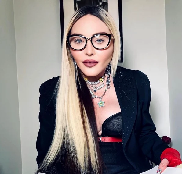 Nu o să credeți unde citește și se destinde Madonna! - foto Instagram