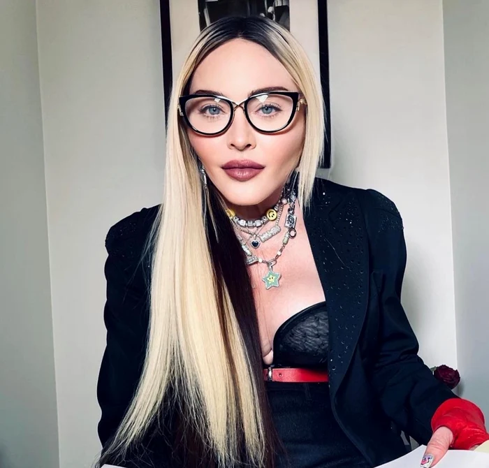 Nu o să credeți unde citește și se destinde Madonna! - foto Instagram