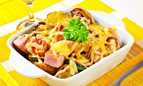 cartofi si carne de porc cu cascaval la cuptor jpeg