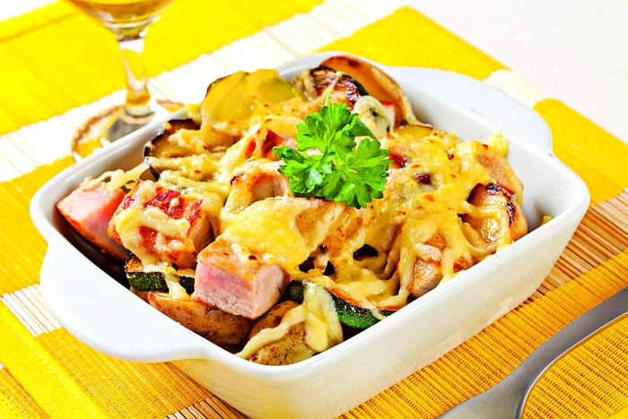 cartofi si carne de porc cu cascaval la cuptor jpeg