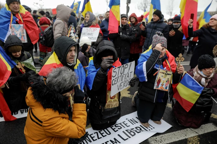 Mii de oameni protestează împotriva introducerii certificatului Covid la muncă. Foto: Inquam