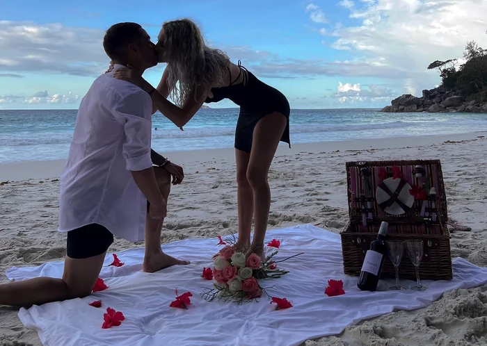 Alex Mățan și Elena Livadaru, sărut romantic pe plajă. Sursa: Facebook