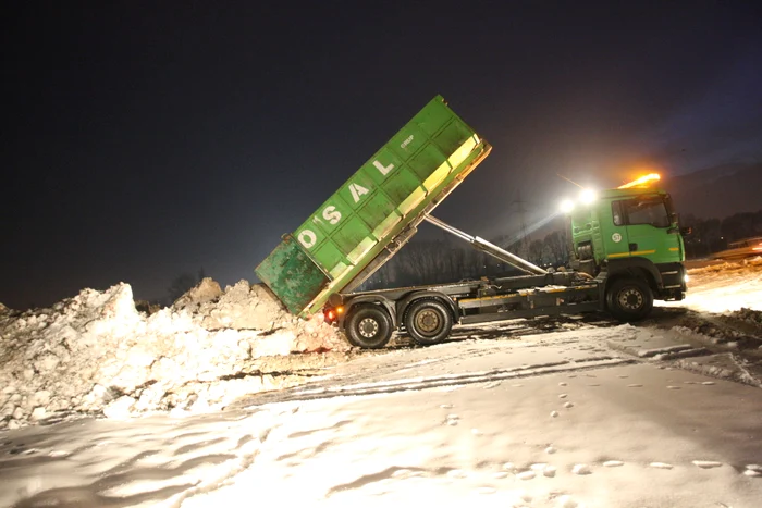 Zăpada a descărcată pe mai multe terenuri virane ale companiilor care au contracte de deszăpezire, în Capitală