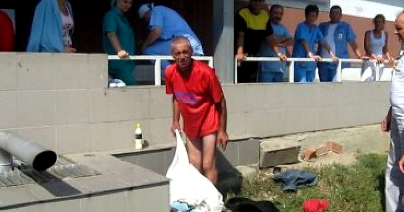 Timişoara: VIDEO Cerşetor în pielea goală în faţă la Spitalul Judeţean