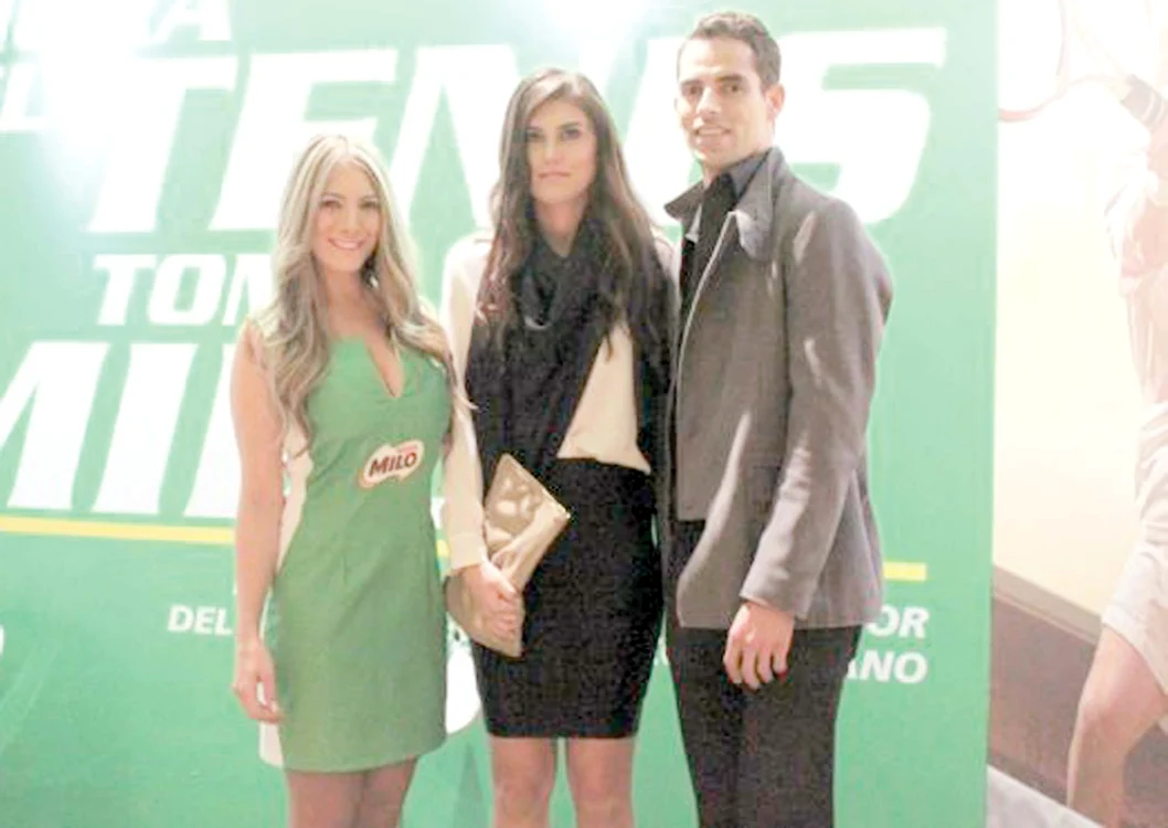 
    Sorana i-a fost alături  lui Santiago şi la  ceremoniile oficiale,  şi în drumeţii  