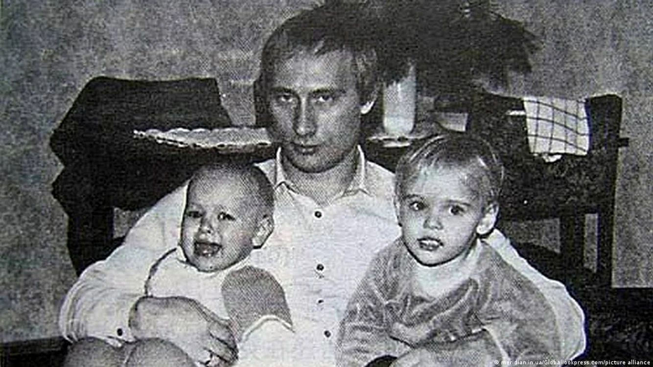 Vladimir Putin şi cele două fiice ale sale (anul când a fost făcută fotografia nu este cunoscut)
